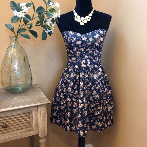 Floral bandage dress. - Picture 1 of 3